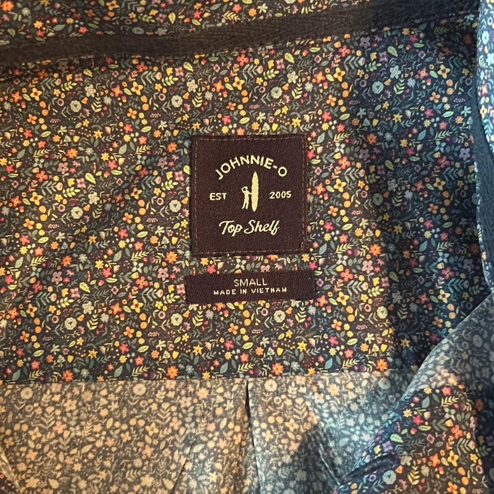 Men’s size S Johnnie-O short sleeve button down.